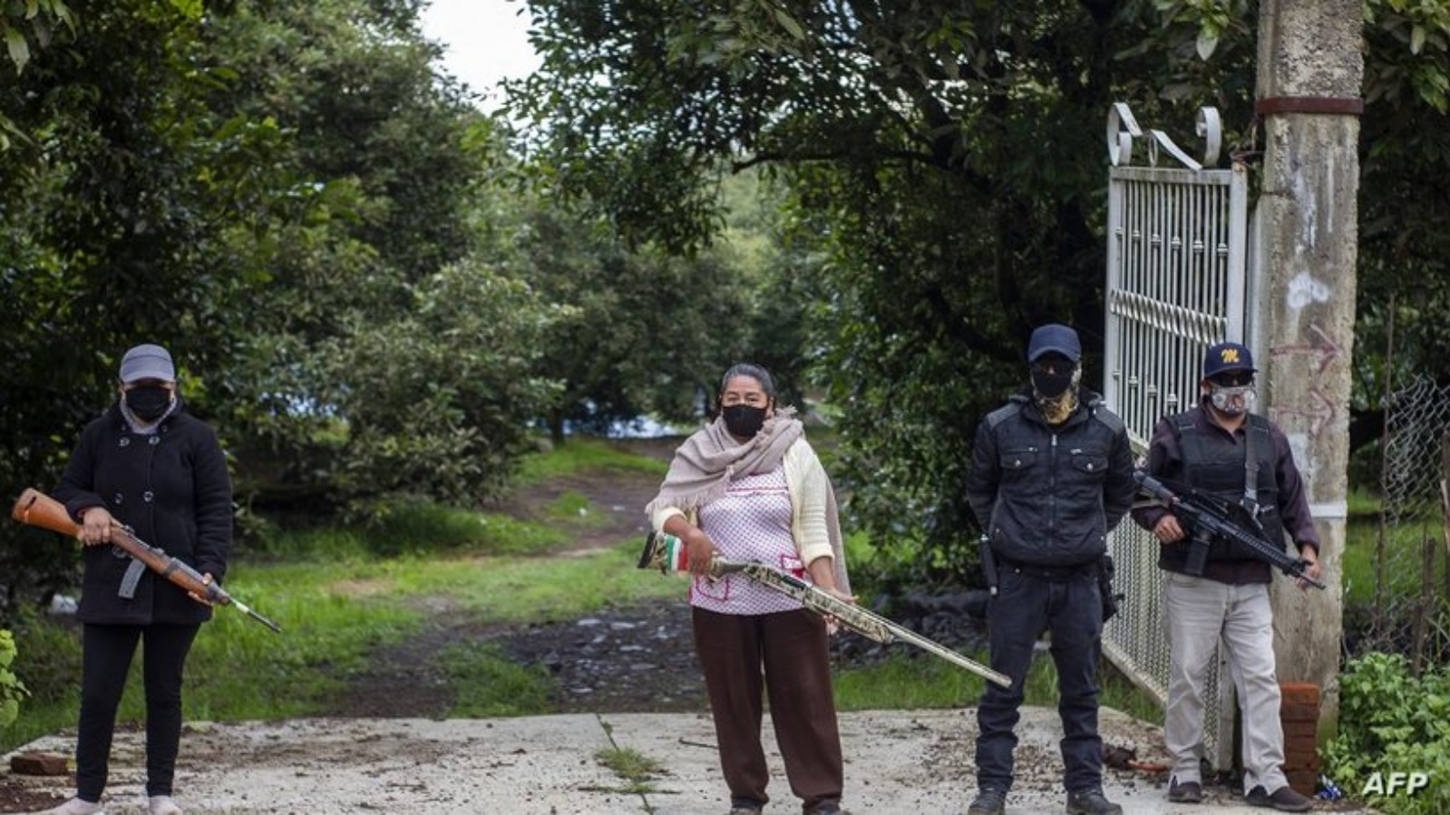 مواطنون مكسيكيون يحرسون مزارعهم ضد مافيا المخدرات 