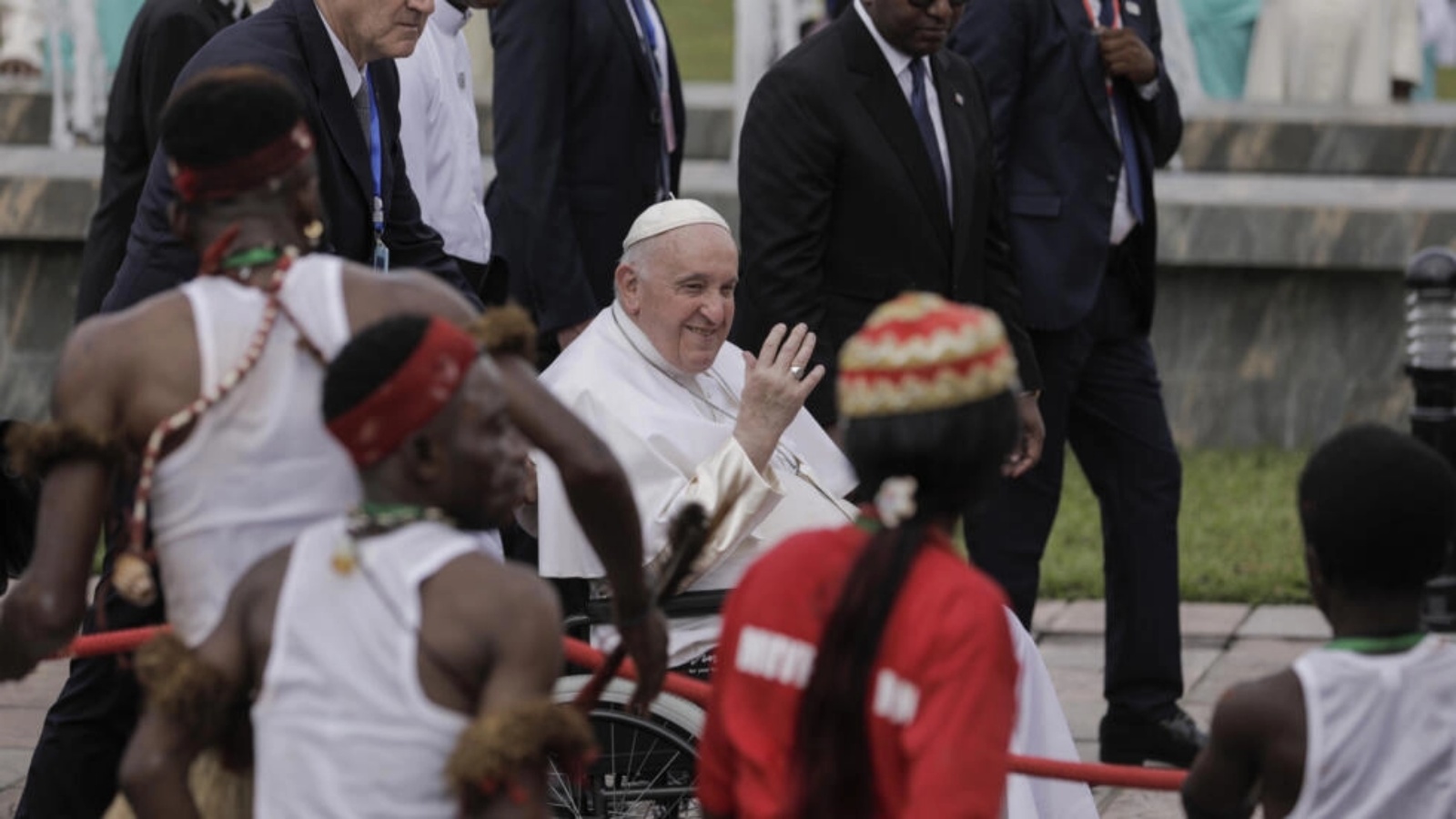 البابا فرنسيس على كرسي متحرك يلوح بيده عند وصوله إلى مطار ندجيلي الدولي في كينشاسا، جمهورية الكونغو الديموقراطية، في 31 يناير 2023