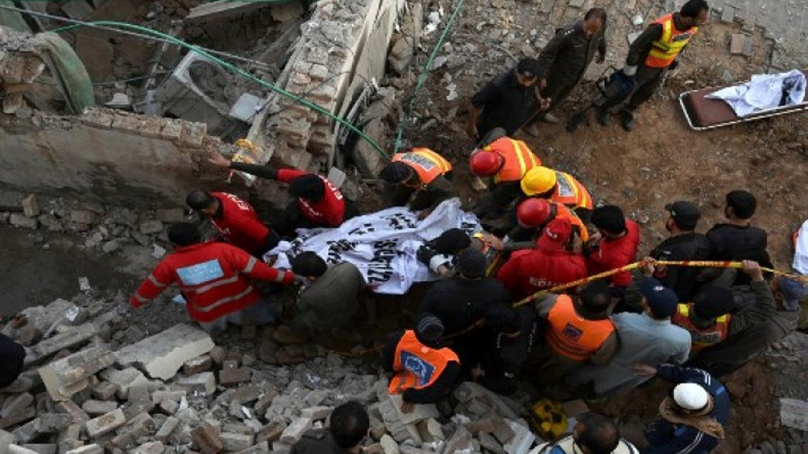 عمال الإنقاذ يحملون رفات ضحايا الانفجار من حطام مسجد متضرر بعد انفجار داخل مقر الشرطة في بيشاور في 30 كانون الثاني\يناير 2023