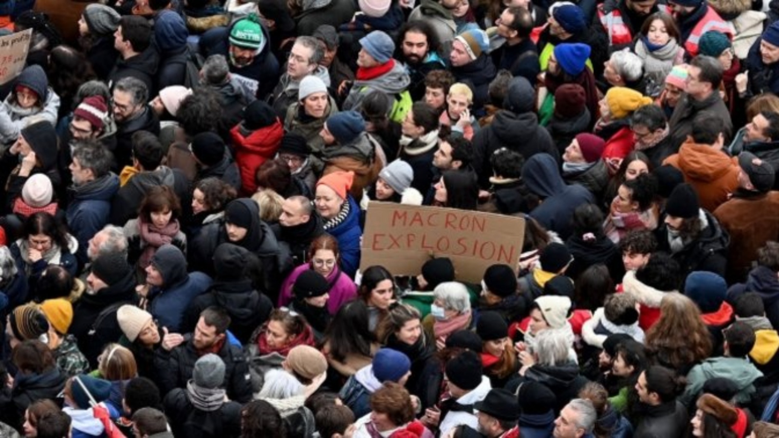 متظاهرون في ساحة الجمهورية خلال تجمع حاشد في باريس ، حيث بدأ العمال في إضراب احتجاجًا على خطة الرئيس الفرنسي لرفع سن التقاعد القانوني من 62 إلى 64. 19 يناير 2023 