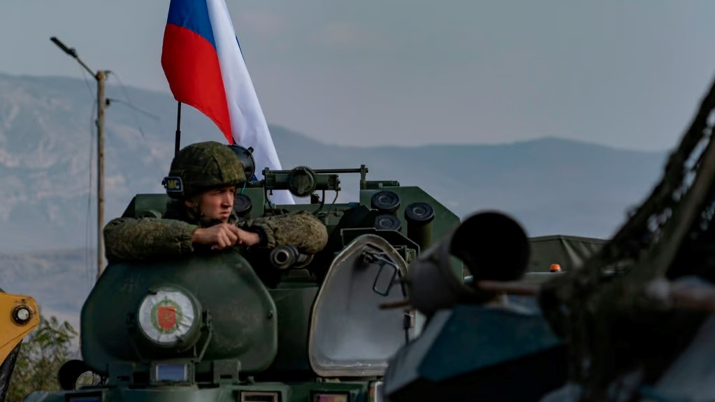 قوات حفظ السلام الروسية تقوم بدوريات في ممر لاتشين بين أذربيجان وأرمينيا
