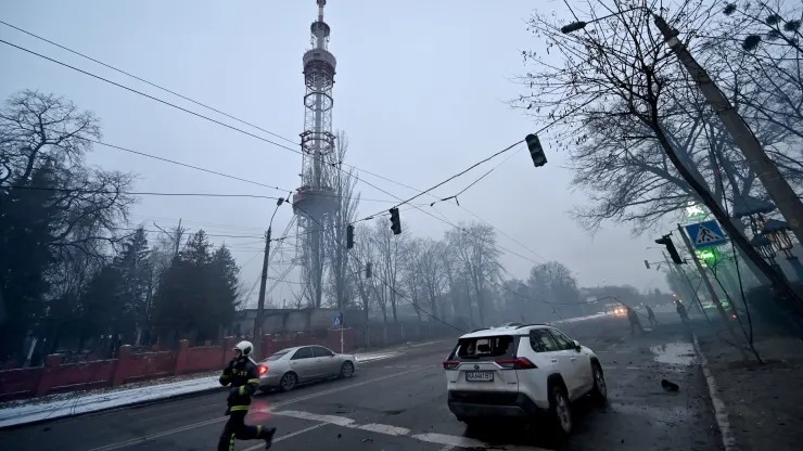 رجل إطفاء يركض بعد أن ضربت غارة جوية روسية برج التلفزيون الرئيسي في كييف في 1 مارس 2022