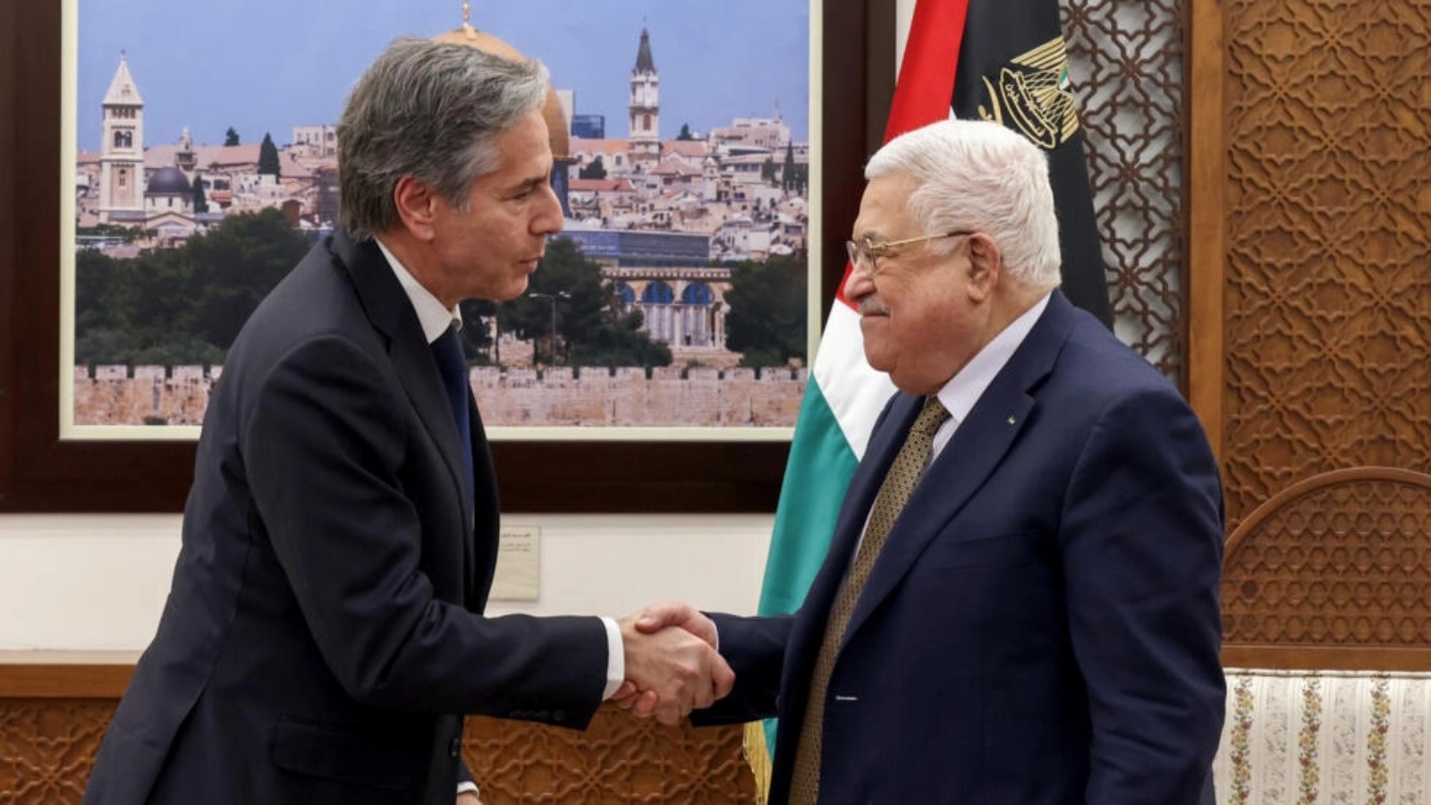 الرئيس الفلسطيني محمود عباس (إلى اليمين) ووزير الخارجية الأميركي أنتوني بلينكين يتصافحان في رام الله بالضفة الغربية المحتلة في 31 يناير 2023