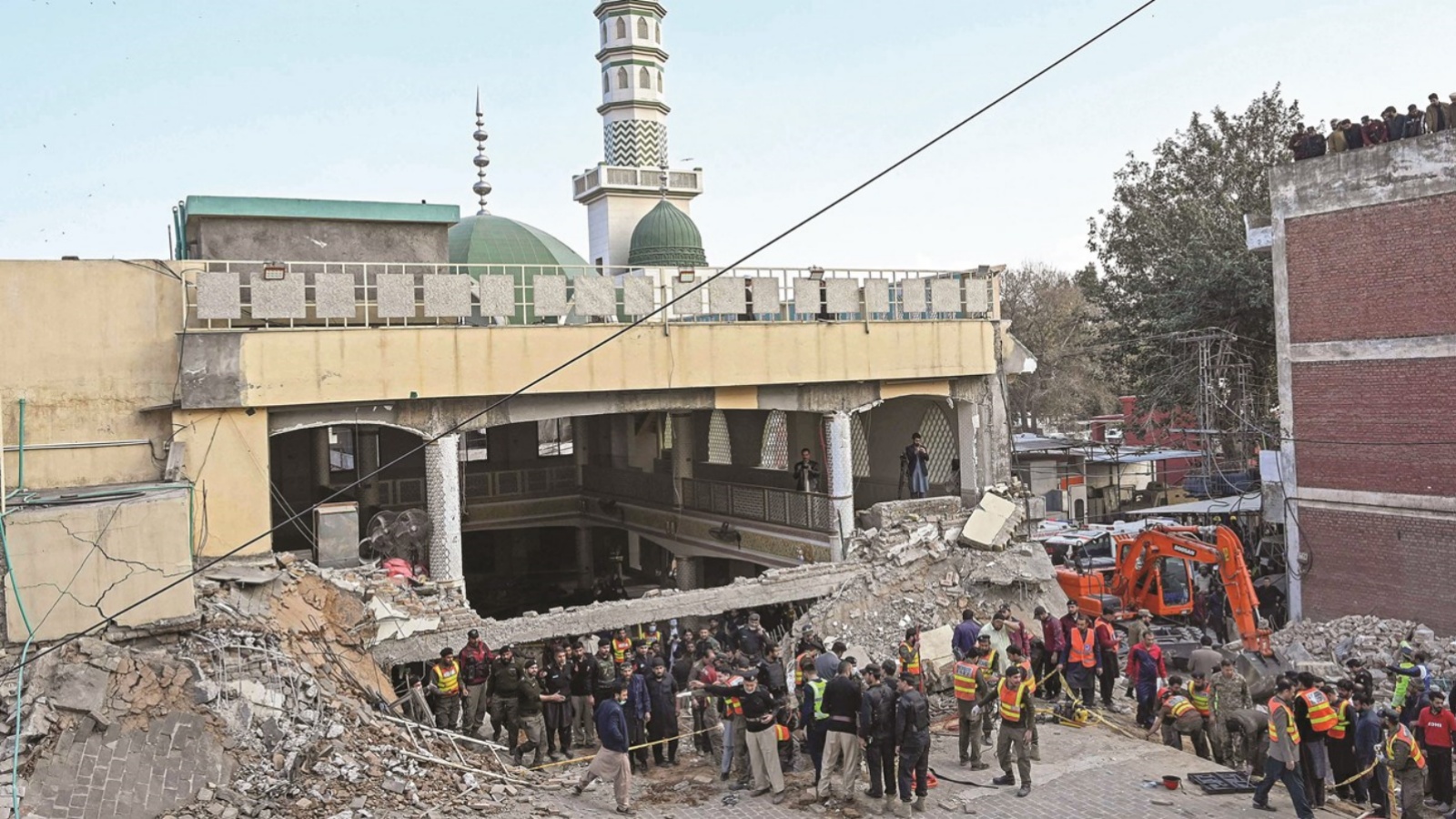 61 قتيلاً على الأقلّ و150 جريحاً في تفجير بمسجد للشرطة في باكستان