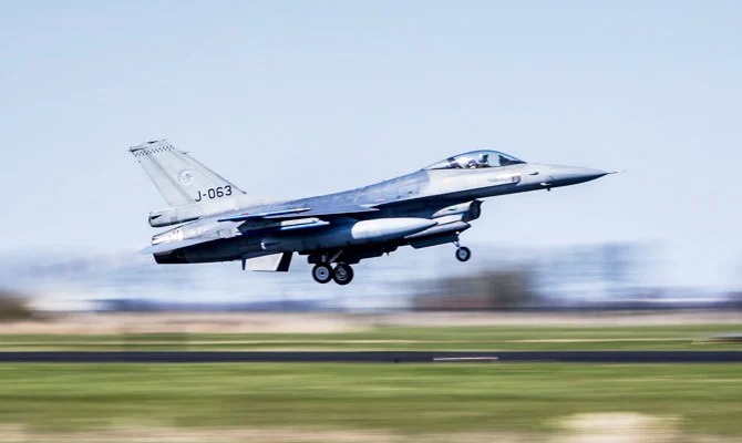 مقاتلة من طراز أف-16 تابعة لسلاح الجو الملكي الهولندي تقلع خلال مناورات 'العلم الفريزي 2019' في قاعدة ليوواردن الجوية، في 1 أبريل 2019