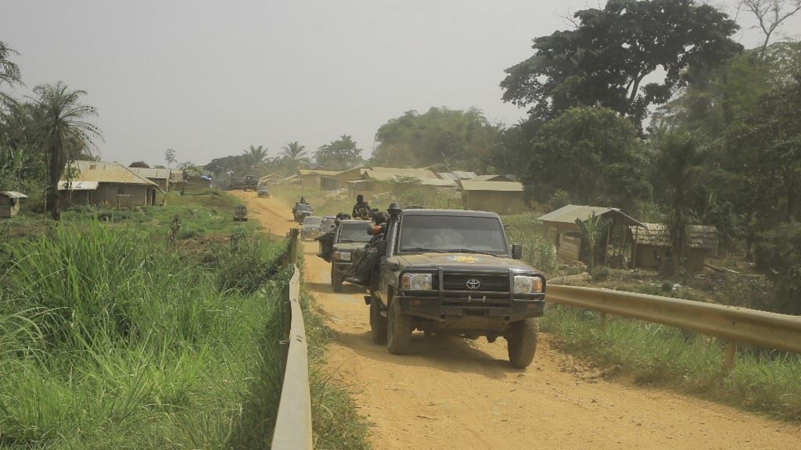 قافلة لجنود في جيش الكونغو الديموقراطية تعبر جسر اللويا على محور بني كوماندا 19 مارس 2022