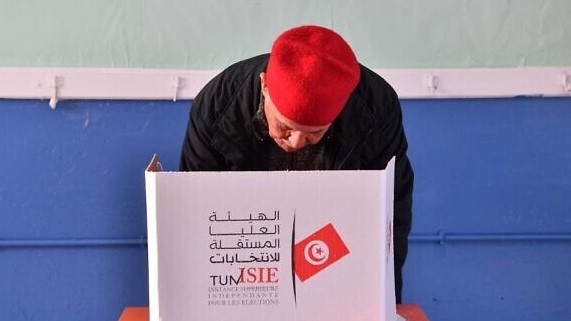 ناخب تونسي يدلي بصوته في مركز اقتراع في منطقة المنيهلة خارج تونس العاصمة في 17 ديسمبر 2022، خلال الانتخابات البرلمانية