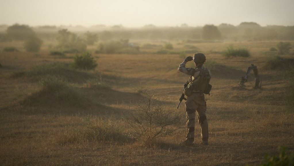 جندي في الجيش الفرنسي يراقب منطقة ريفية خلال عملية بورغو 4 في شمال بوركينا فاسو، على طول الحدود مع مالي والنيجر في 10 نوفمبر 2019