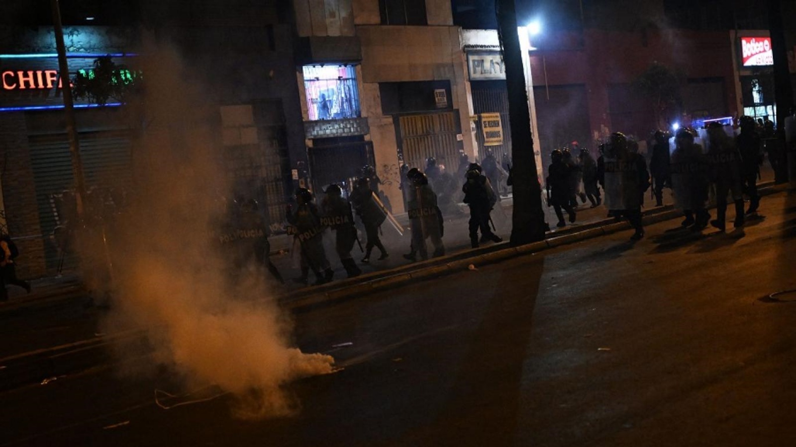 الاحتجاجات في البيرو اندلعت إثر إقالة الرئيس اليساري بيدرو كاستيو وتوقيفه