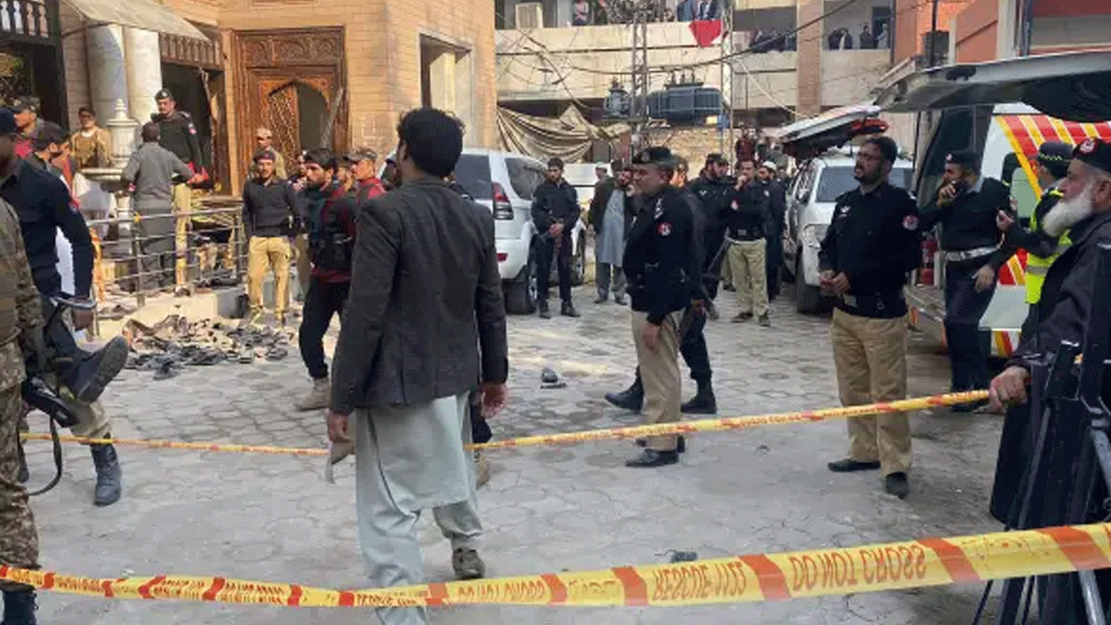 أفراد الأمن يقومون بتطويق موقع انفجار المسجد داخل مقر الشرطة في بيشاور في 30 كانون الثاني\يناير 2023