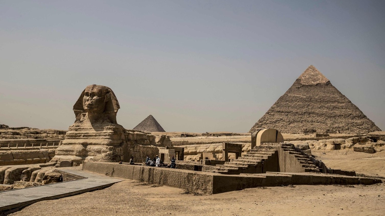 أهرامات الجيزة وتمثال أبو الهول في الضواحي الجنوبية الغربية للعاصمة المصرية القاهرة