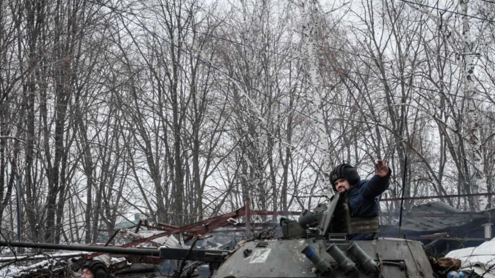 جندي أوكراني في آلية قتالية في باخموت في الثالث من فبراير 2023