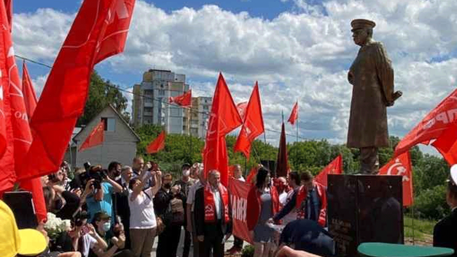 روسيا تكشف النقاب عن تمثال نصفي للقائد جوزيف ستالين في مدينة فولغوغراد بجنوب روسيا، الأربعاء، عشية إحياء ذكرى انتصار السوفيات في معركة ستالينغراد 