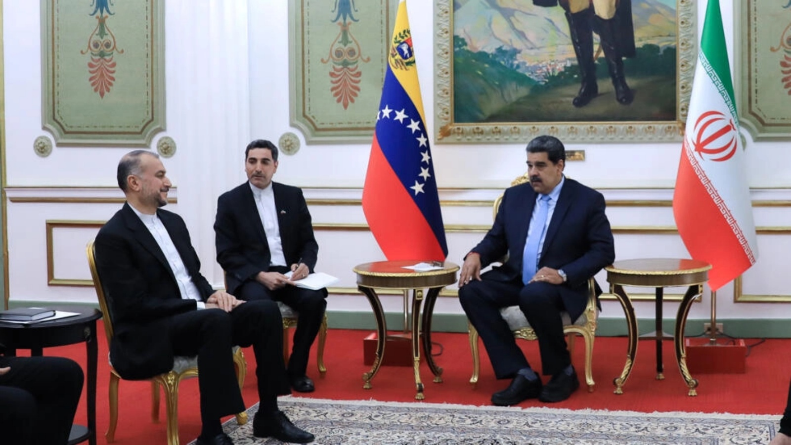 صورة وزّعها القصر الرئاسي الفنزويلي تظهر الرئيس نيكولاس مادورو (يمين) مستقبلا وزير الخارجية الإيراني حسين أمير عبداللهيان (يسار) في كراكاس في الثالث من فبراير 2023 