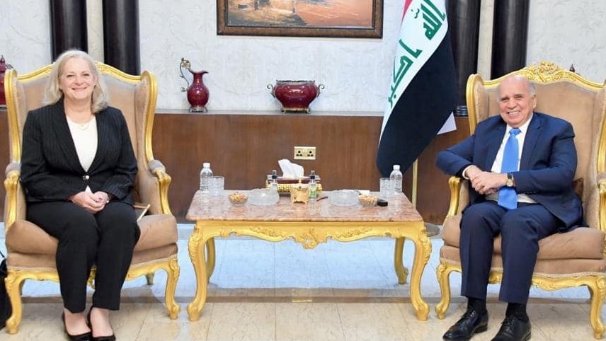 وزير الخارجية العراقي فؤاد حسين مجتمعا مع السفيرة الاميركيى رومانوسكي حول ازمة الدولار وزيارته المقبلة لواشنطن (مكتبه)