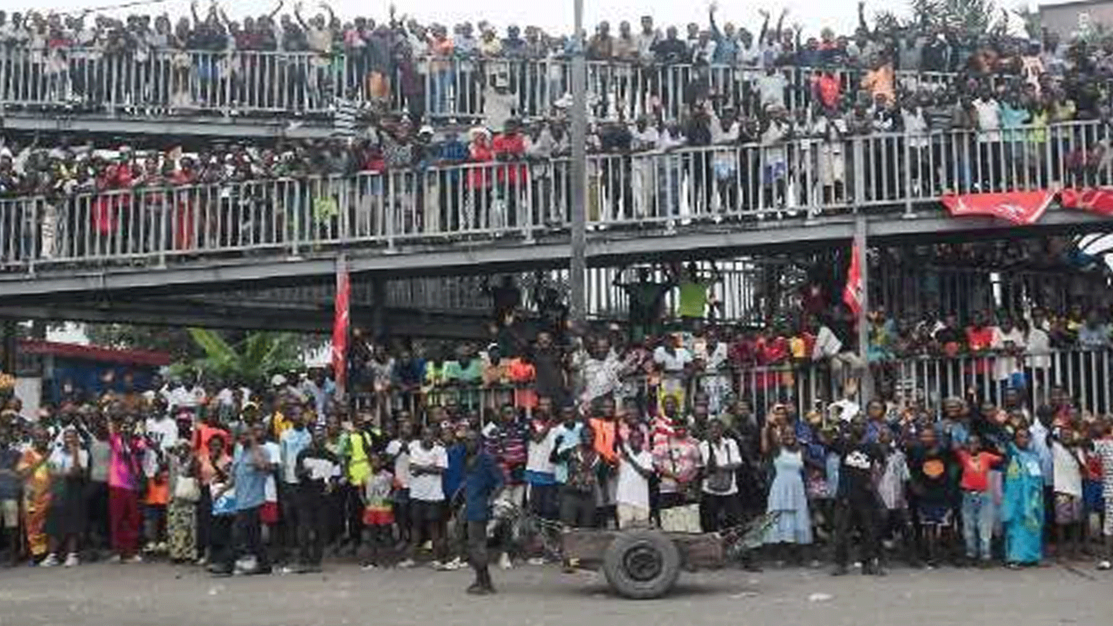  حشود في انتظار مرور الباب في كينشاسا تيزيانا فابي