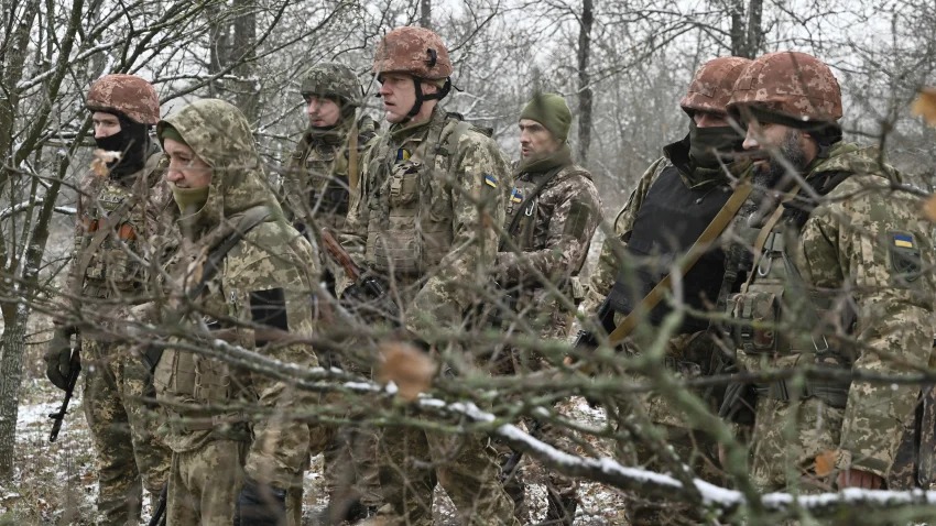جنود أوكرانيون يشاركون في تدريب عسكري في منطقة خيرسون، جنوب أوكرانيا، في 1 فبراير 2023