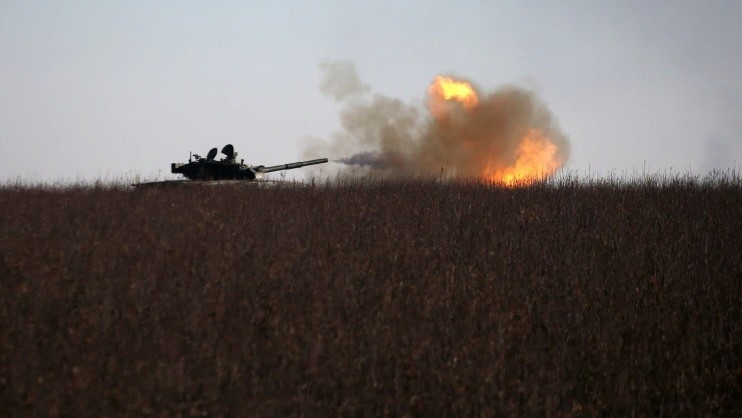 دبابة أوكرانية تطلق نيران قذائفها على المواقع الروسية في باخموت في 25 يناير المنصرم