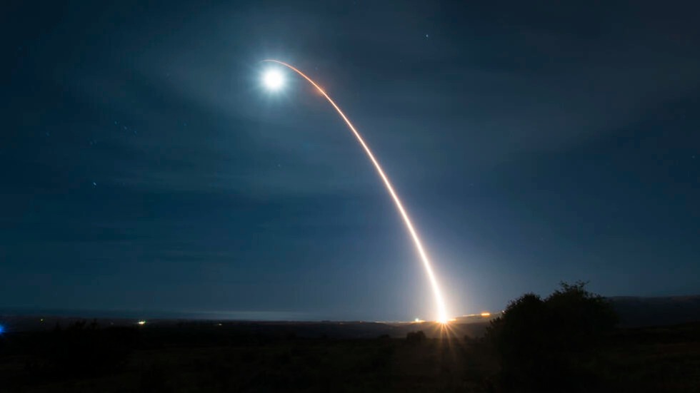 صاروخ مينوتمان 3 الأميركي البالستي العابر للقارات بعيد إطلاقه من قاعدة فاندنبرغ الجوية في كاليفورينا في 5 فبراير 2020