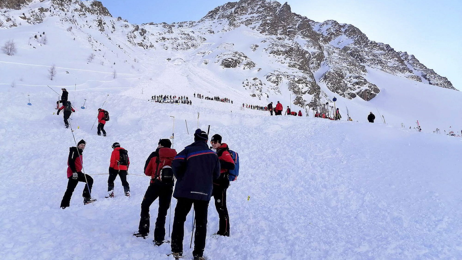 رجال الإنقاذ يقفون عند نهر ريتنباخ الجليدي بالقرب من سويلدن بالنمسا في فبراير 2022 بعد انهيار جليدي. خلفت سلسلة من الانهيارات الثلجية في النمسا ثلاثة قتلى