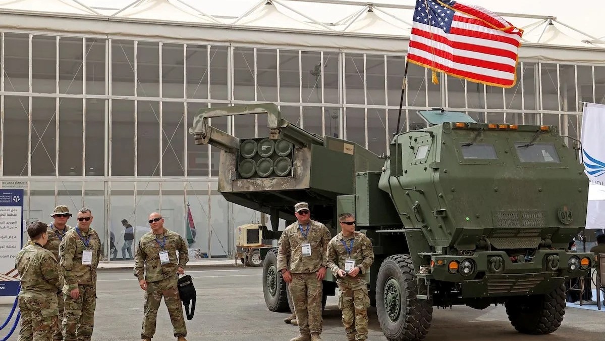 جنود أميركيون أمام آلية عسكرية في قاعدة في السعودية في 6 مارس 2022