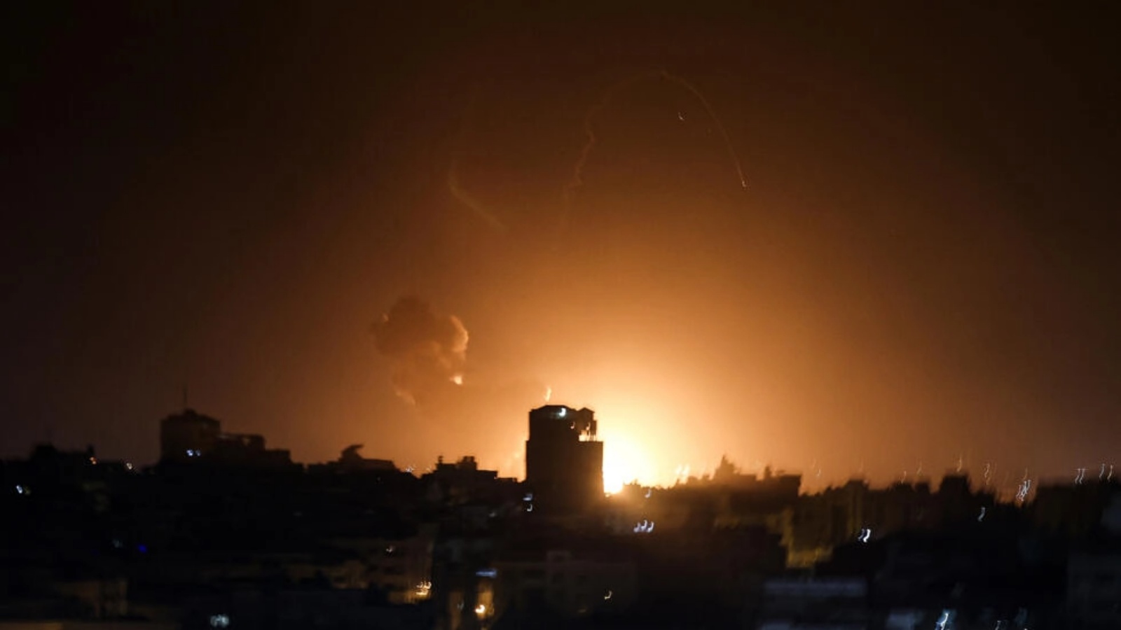 النار والدخان يتصاعدان فوق المباني في مدينة غزة حيث شنت إسرائيل غارات جوية على القطاع الفلسطيني في وقت مبكر من الثاني من فبراير 2023
