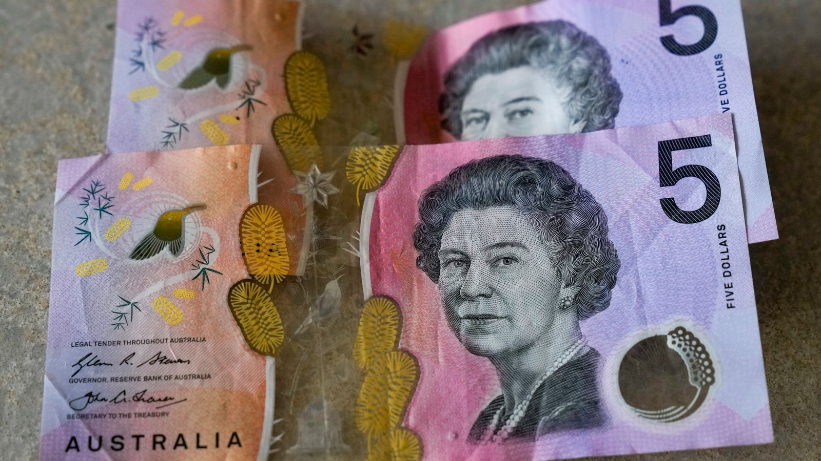 صورة الملكة الراحلة تتربع على فئة 5 دولارات الاسترالية 