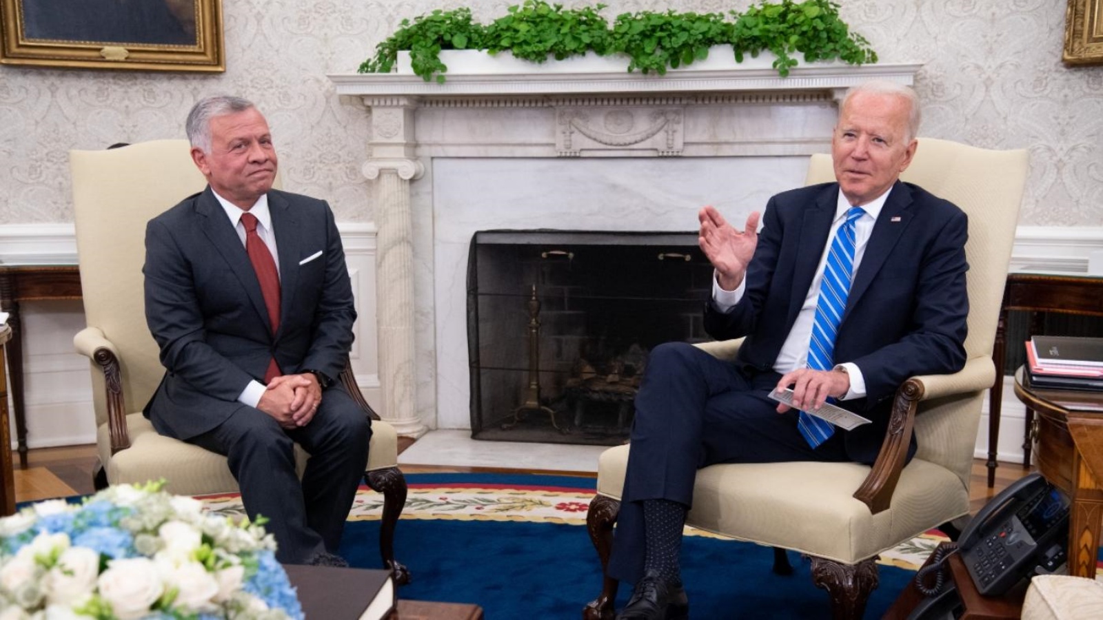 الرئيس الأميركي جو بايدن (إلى اليمين) والملك الأردني عبد الله الثاني يعقدان اجتماعًا في المكتب البيضاوي للبيت الأبيض في واشنطن العاصمة، في 19 يوليو 2021