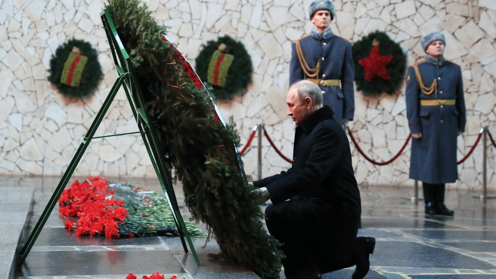 الرئيس الروسي فلاديمير بوتين يضع إكليلاً من الزهور على الشعلة الأبدية في قاعة المجد العسكري في مجمع الحرب العالمية الثانية التذكاري في فولغوغراد