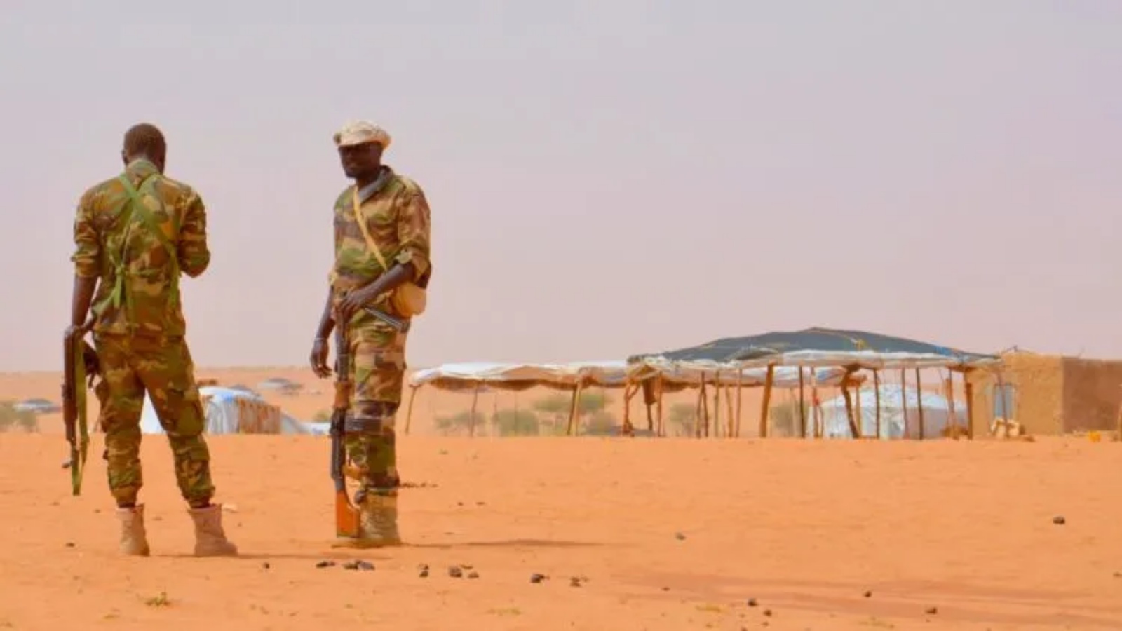 جنود من النيجر يقفون في حراسة مخيم تازاليت للاجئين التابع للأمم المتحدة في منطقة تاهوا شرق العاصمة نيامي