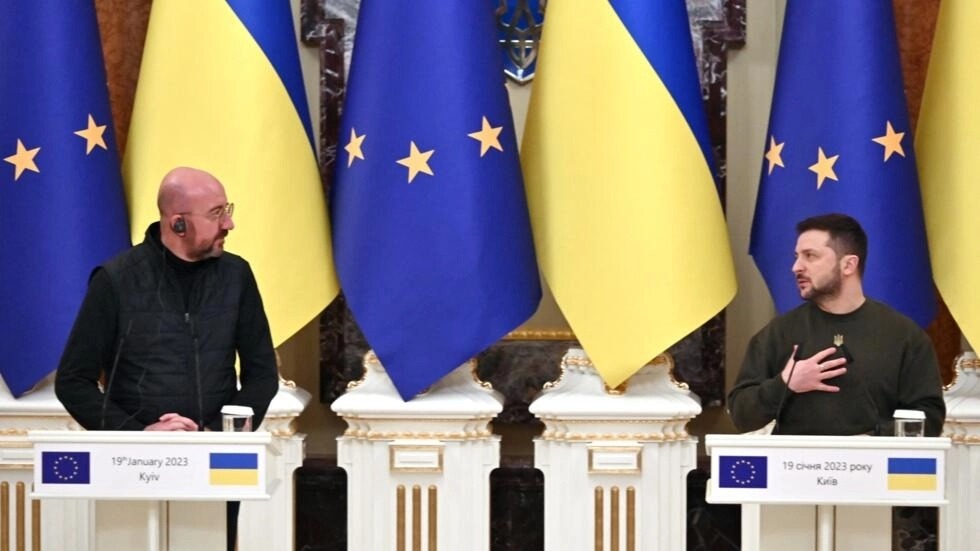 الرئيس الأوكراني فولوديمير زيلينسكي (يمين) ورئيس المجلس الأوروبي تشارلز ميشيل يعقدان مؤتمرا صحفيا بعد محادثات في كييف في 19 يناير 2023