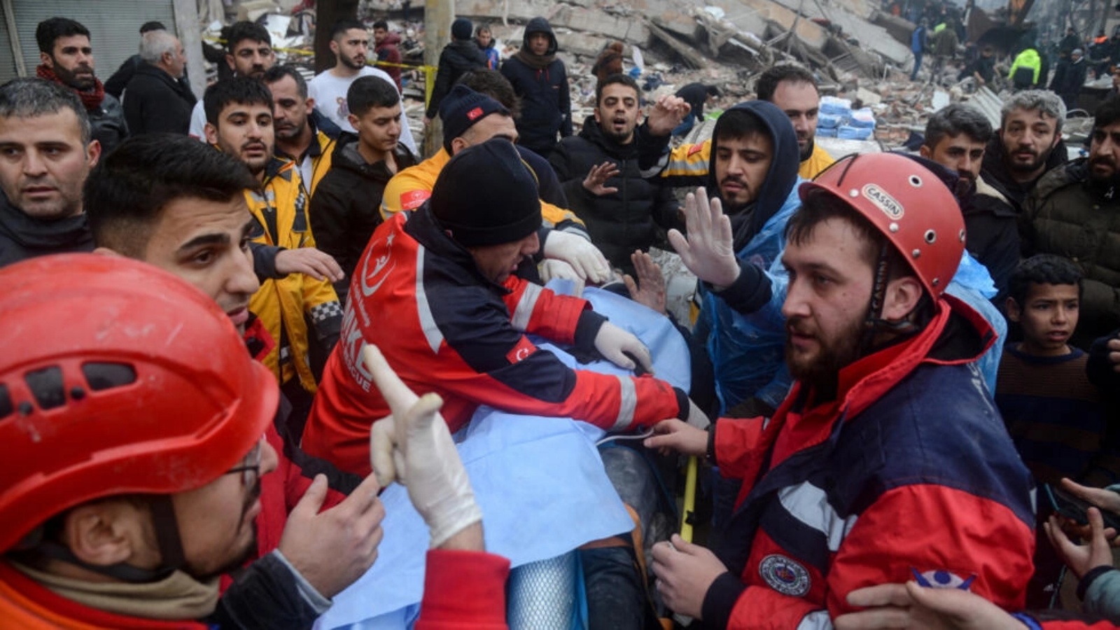 دمرت الزلازل المباني في المدن الكبرى على طول الحدود التركية مع سوريا
