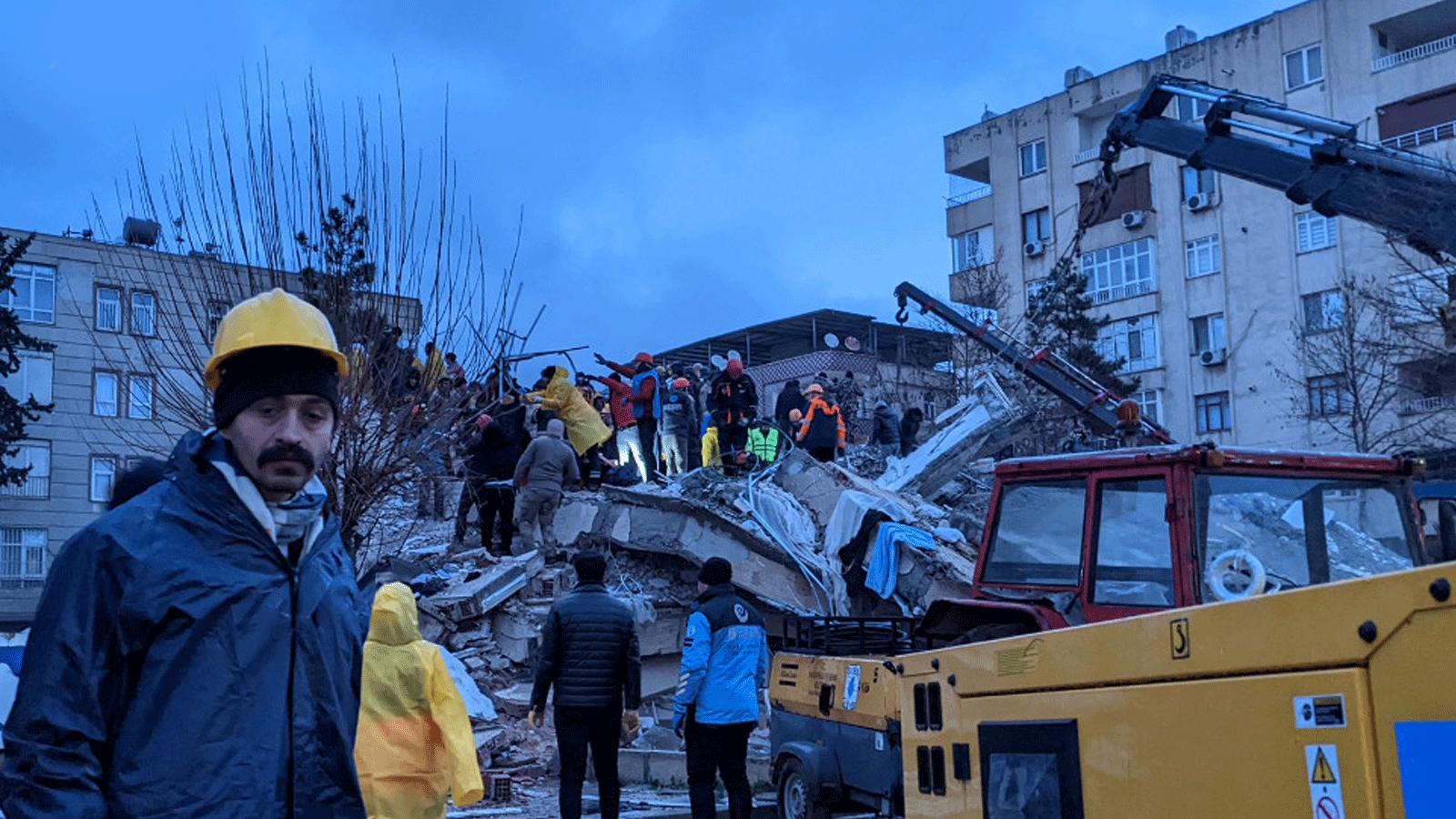  سكان مدينة سانليورفا المحطمة يعملون مع عناصر الإنقاذ على رفع أنقاض الزلزال في محاولة لانتشال أحياء من تحت الركام