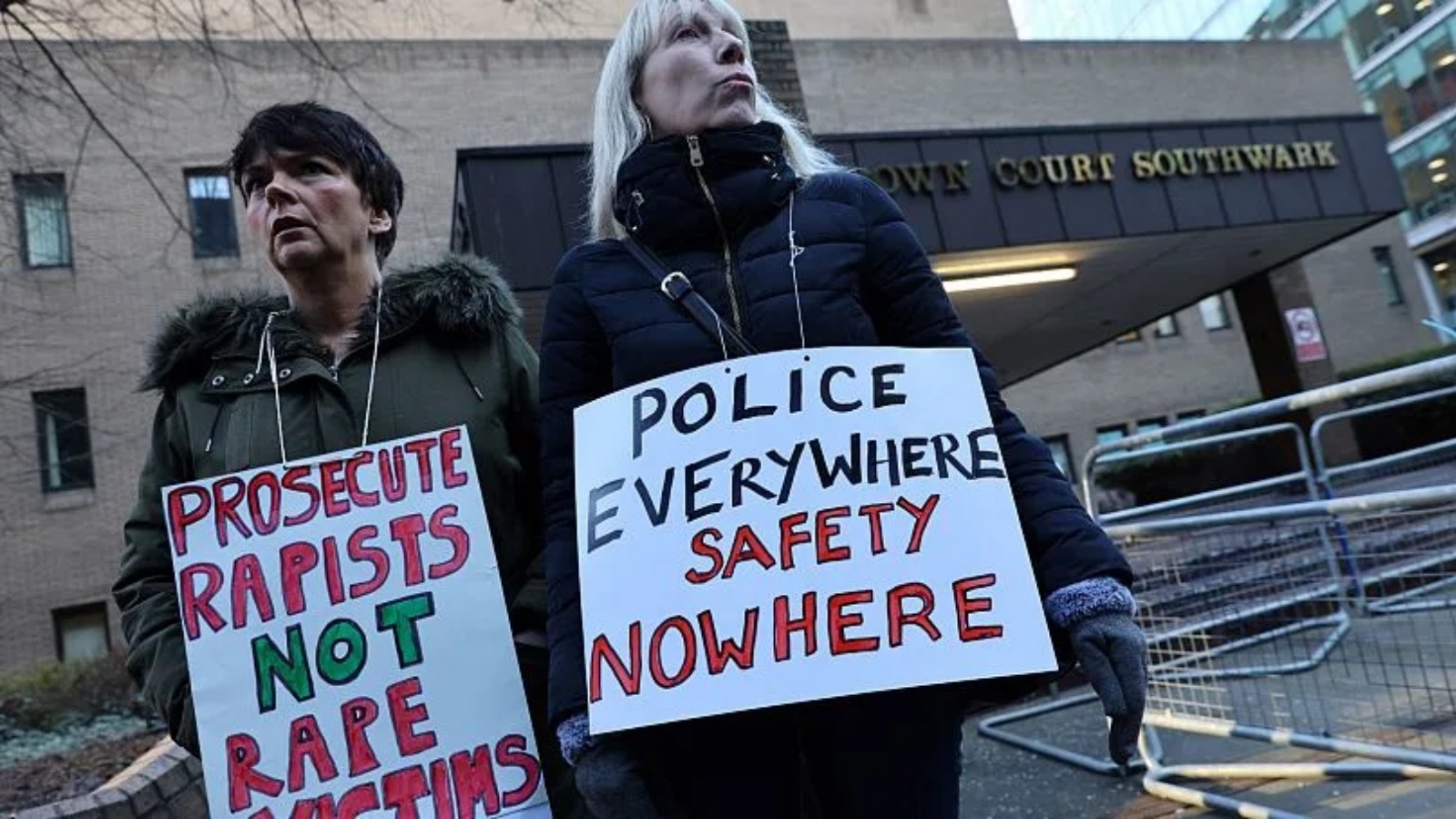 متظاهرون يحملون لافتات ضد الشرطة خارج محكمة ساوثوارك كراون في لندن في 6 فبراير 2023 أثناء الحكم على ضابط الشرطة المغتصب المتسلسل ديفيد كاريك