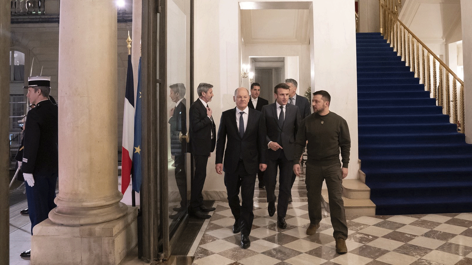 الرئيس الفرنسي إيمانويل ماكرون يتوسط المستشار الألماني أولاف شولتس ونظيره الأوكراني فولوديمير زيلنسكي