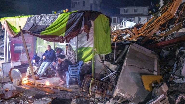 ناجون في هاتاي بتركيا يحتمون بعد الزلزال الهائل