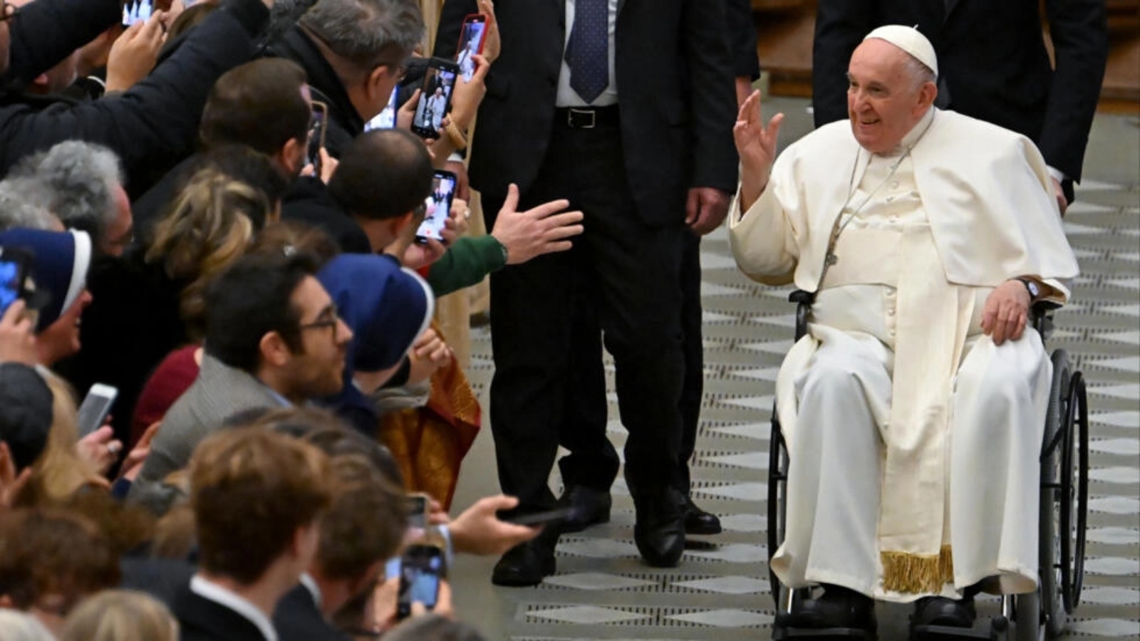 البابا فرنسيس يبارك الحاضرين في ختام الجلسة العامة الأسبوعية في 8 فبراير 2023 في قاعة بولس السادس في الفاتيكان 