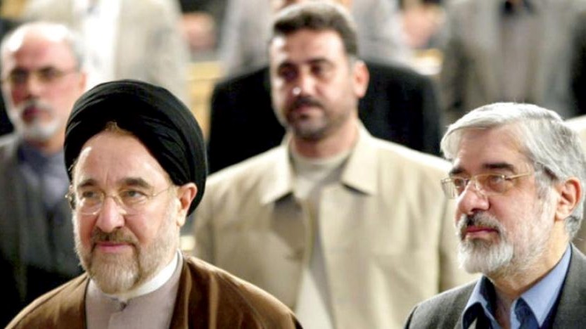 صورة من الأرشيف للزعيم الإصلاحي مير حسين موسوي والرئيس السابق محمد خاتمي قبل أشهر من الانتخابات الرئاسية لعام 2009