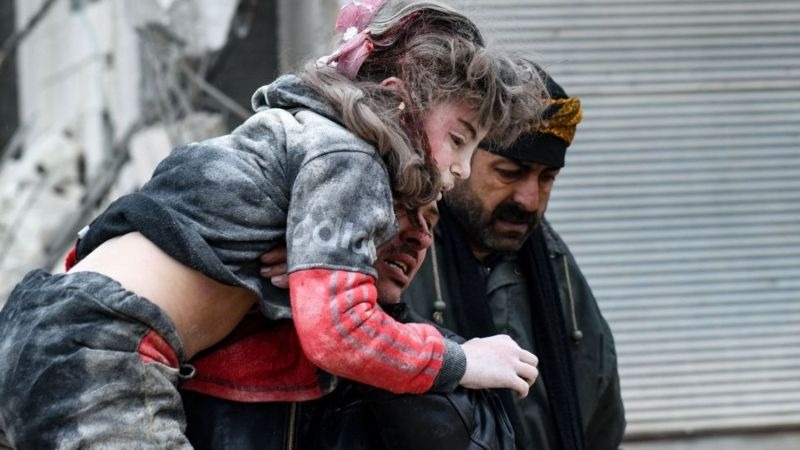 GETTY IMAGES انتشال طفلة من تحت الأنقاض في ريف عفرين، حلب.