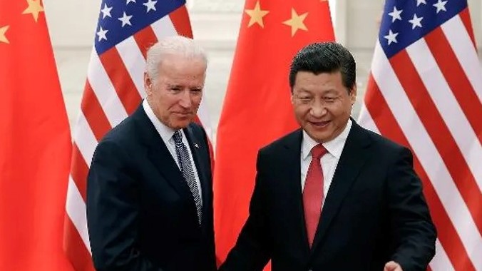 الرئيس الصيني شي جين بينغ (يمين) يصافح الولايات المتحدة آنذاك نائب الرئيس جو بايدن داخل قاعة الشعب الكبرى في بكين