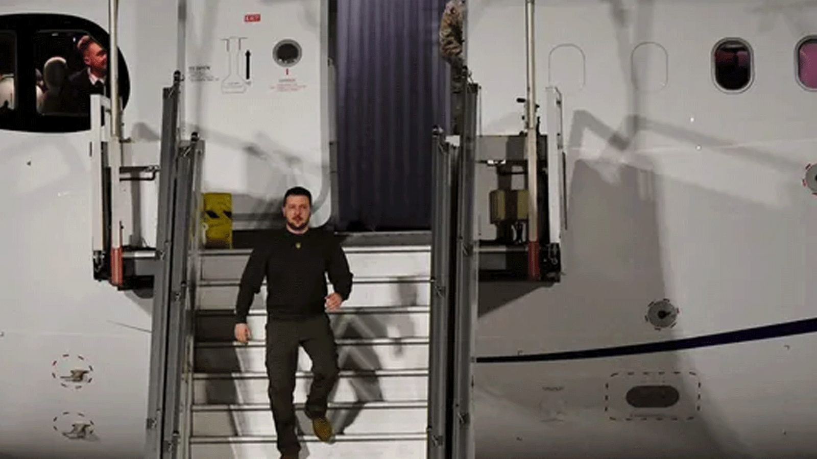 وصول زيلينسكي إلى مطار أولي في باريس. 8 شباط\فبراير 2023