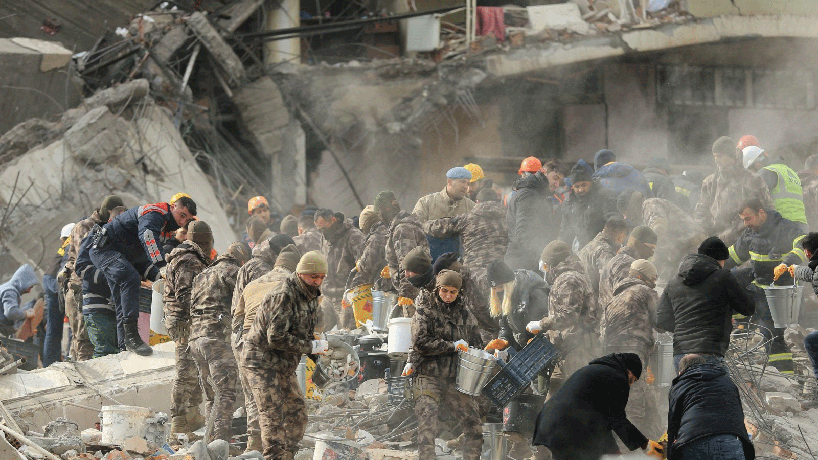 فرق الإنقاذ تزيل الجثث من حطام المباني المدمرة في غازي عنتاب، تركيا. 6 شباط\فبراير 2023