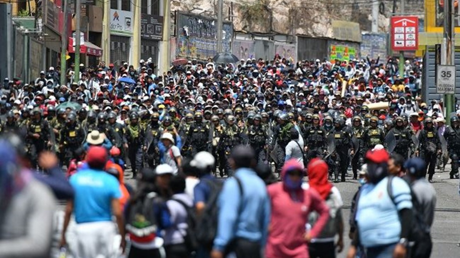عناصر من الشرطة يرافقون أنصار الرئيس السابق بيدرو كاستيلو أثناء سيرهم إلى وسط مدينة أريكويبا، البيرو 