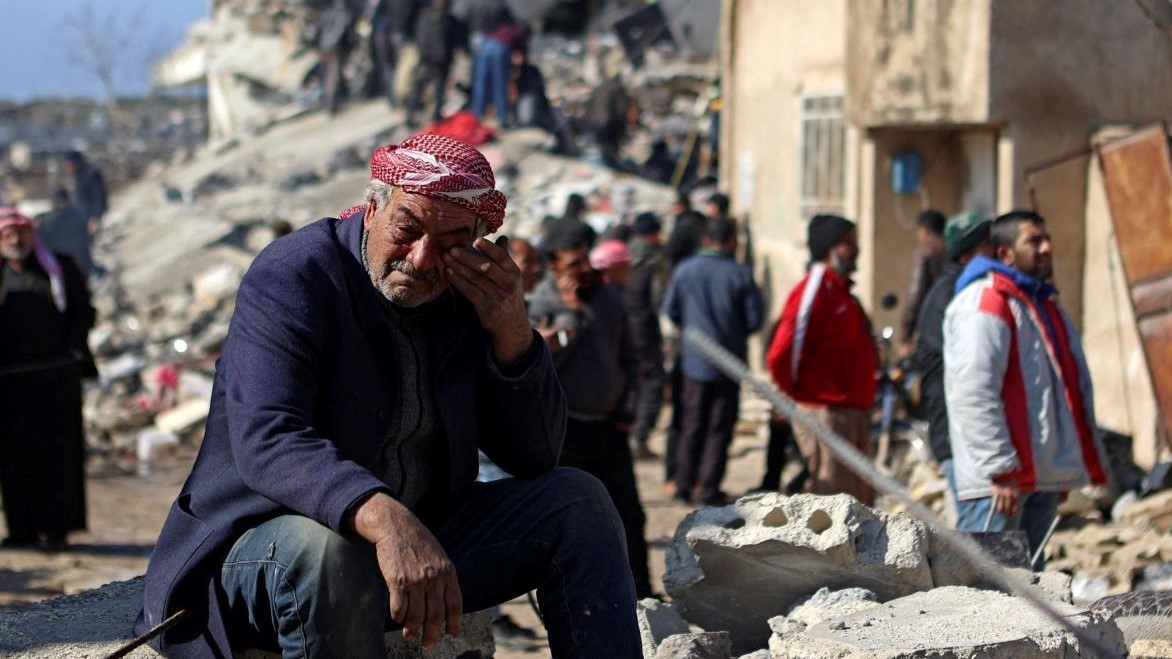 رجل سوري يبكي وهو يجلس على أنقاض مبنى منهار في بلدة جنديرس التي يسيطر عليها المتمردون في 7 فبراير 2023، بعد زلزال مميت