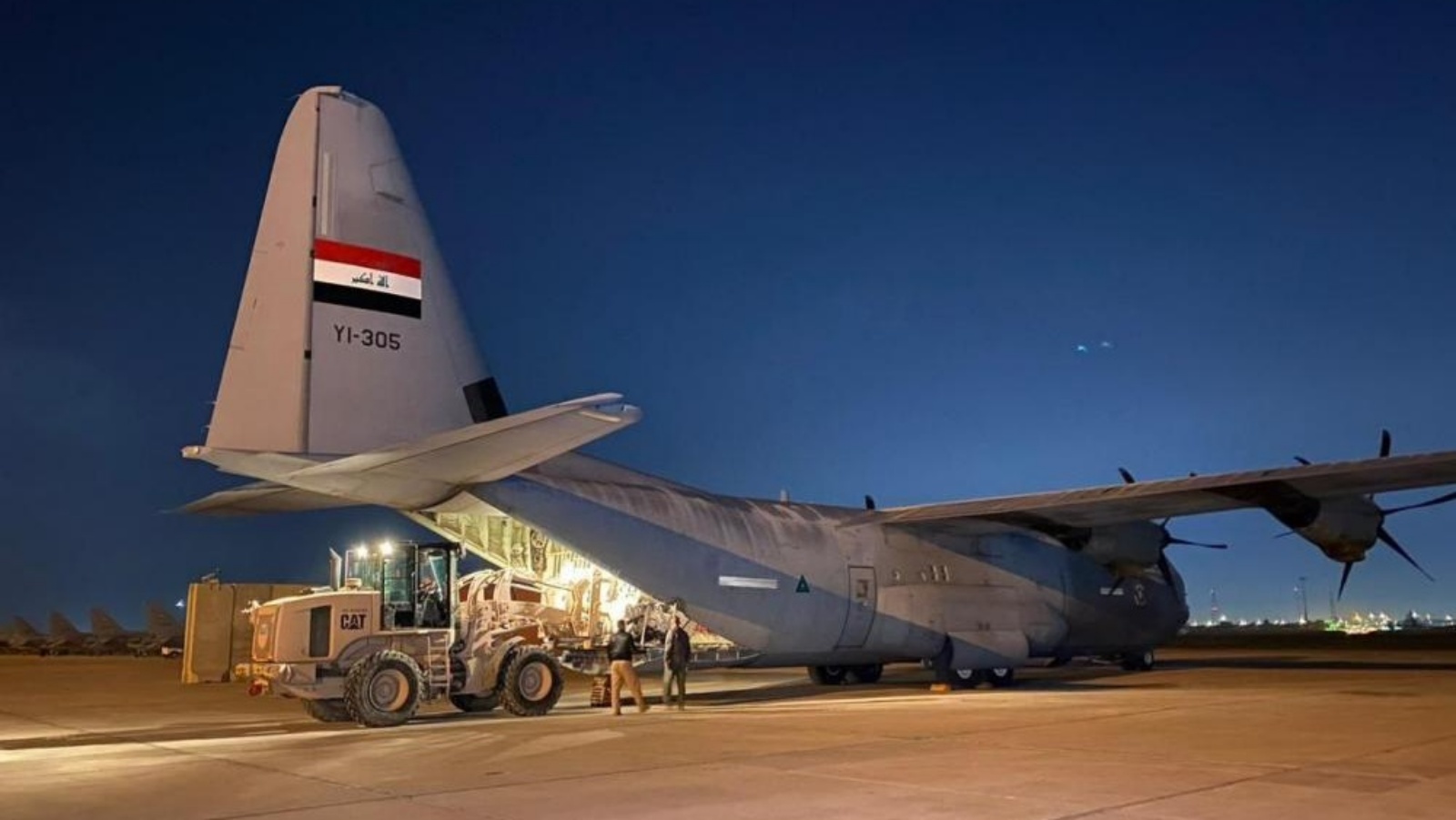إحدى طائرات الجسر الجوي العراقي لاغاثة متضرري الزلزال في سوريا حطت بمطار دمشق الدولي فجر الثلاثاء 7 فبراير 2023 (الدفاع)