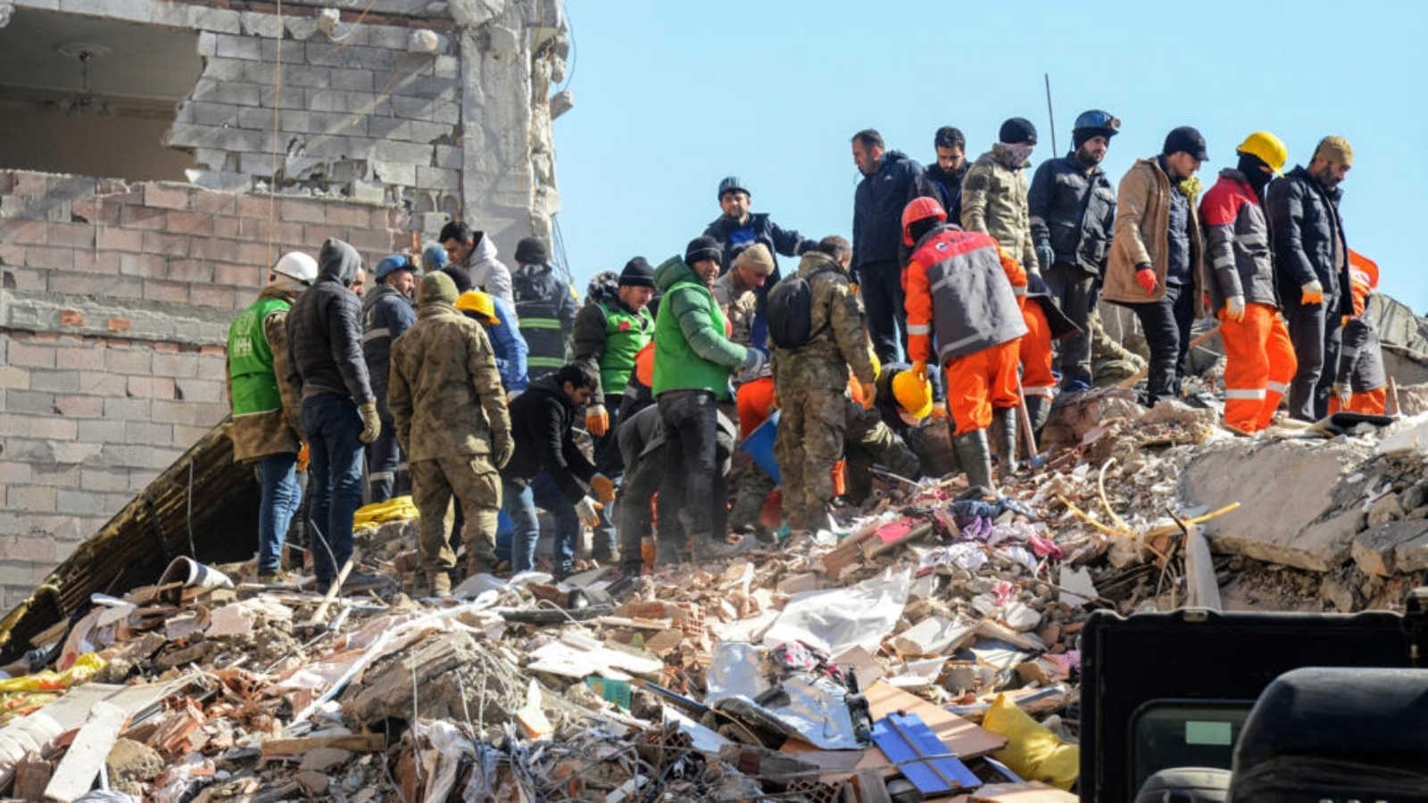 عمال انقاذ يبحثون عن ناجين بني انقاض ابنية منهارة بعد ثلاثة أيام على زلزال عنيف، في التاسع من فبراير 2023 في أديامان في تركيا 