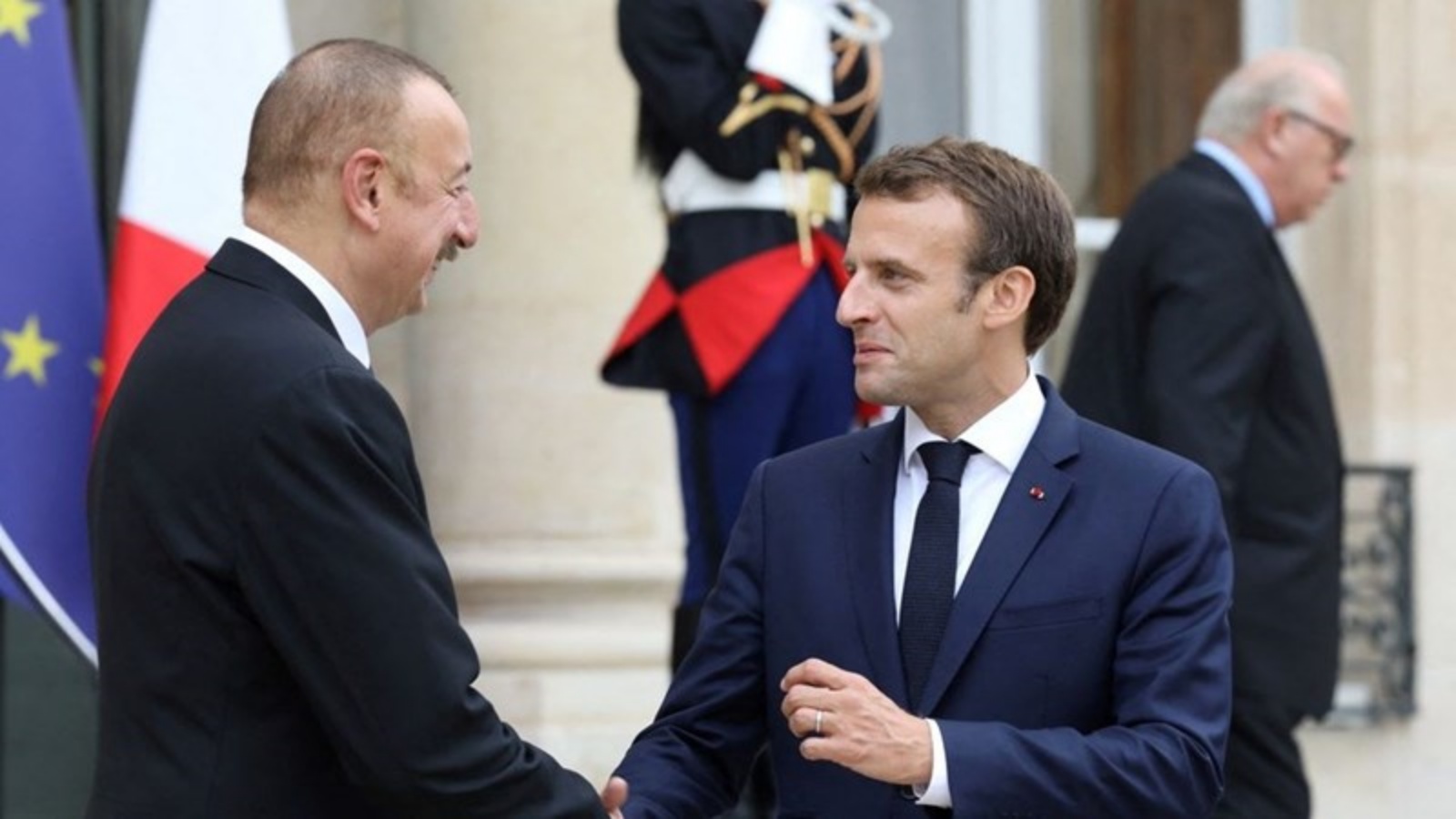 الرئيس الفرنسي إيمانويل ماكرون ونظيره الأذربيجاني إلهام علييف