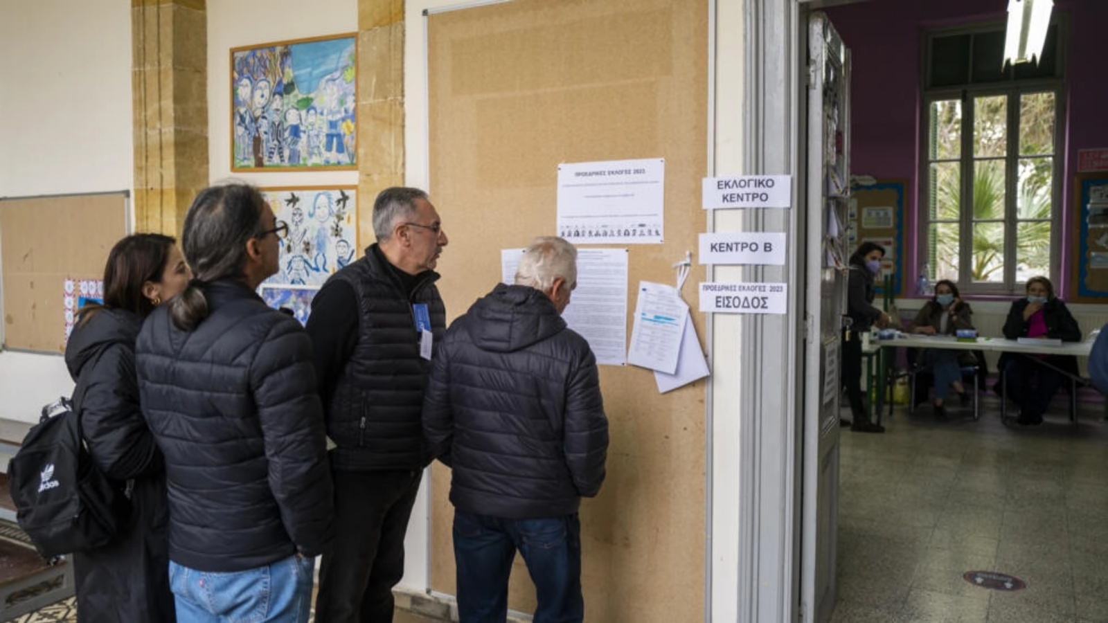 ناخبون يصلون إلى مركز اقتراع للانتخابات الرئاسية القبرصية في العاصمة نيقوسيا في الخامس من فبراير 2023