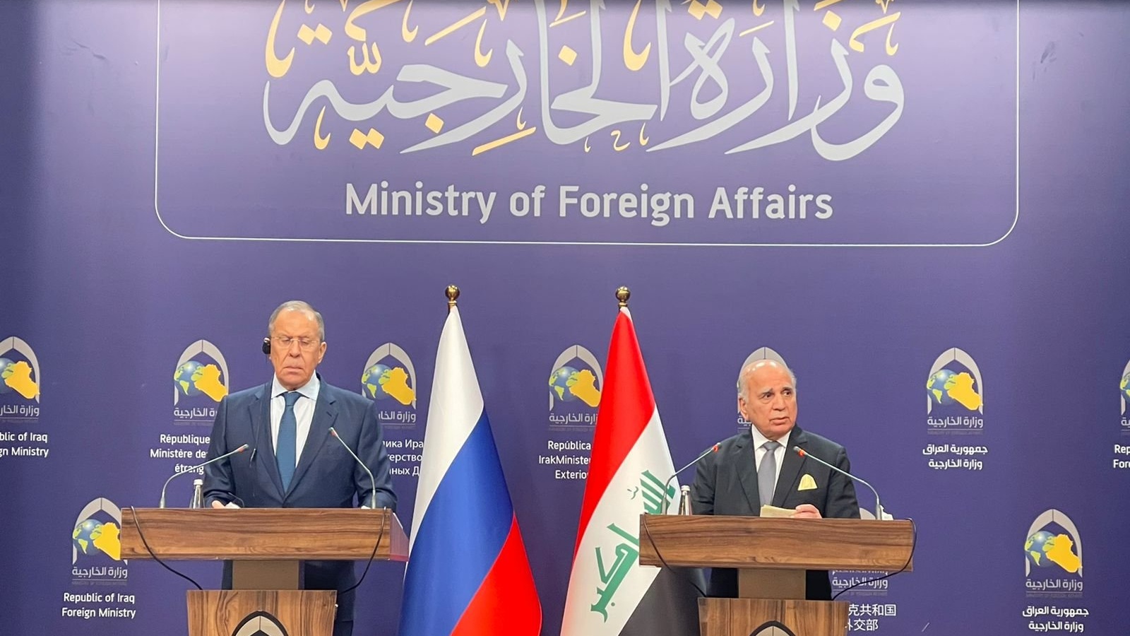 وزيرا خارجية العراق وروسيا فؤاد حسين وسيرغي لافروف خلال مؤتمرهما الصحافي في بغداد. الاثنين 6 شباط\ فبراير 2023 (الوكالة الرسمية)