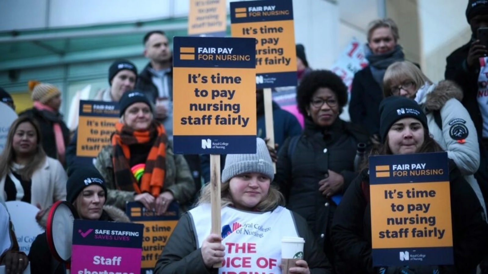 ممرضات وممرضين مضربين عن العمل يحملون لافتات عند نقطة اعتصام خارج مستشفى يونيفرسيتي كوليدج في لندن في 19 يناير 2023 